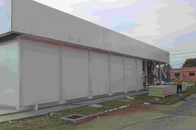 Se avanza en el montaje de paneles para la construcción del centro modular de Santa Elena
