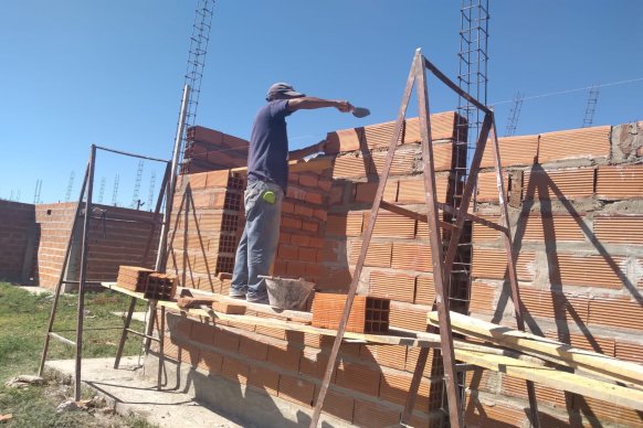 Con fondos provinciales reanudaron la terminación de 16  viviendas en Santa Elena